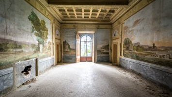 abandoned villa Italy